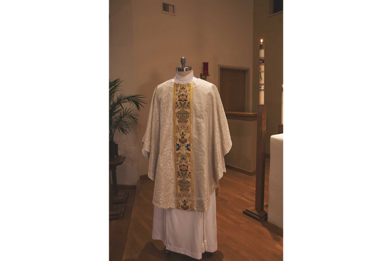 files/IvoryPriestTapestryChasuble.png